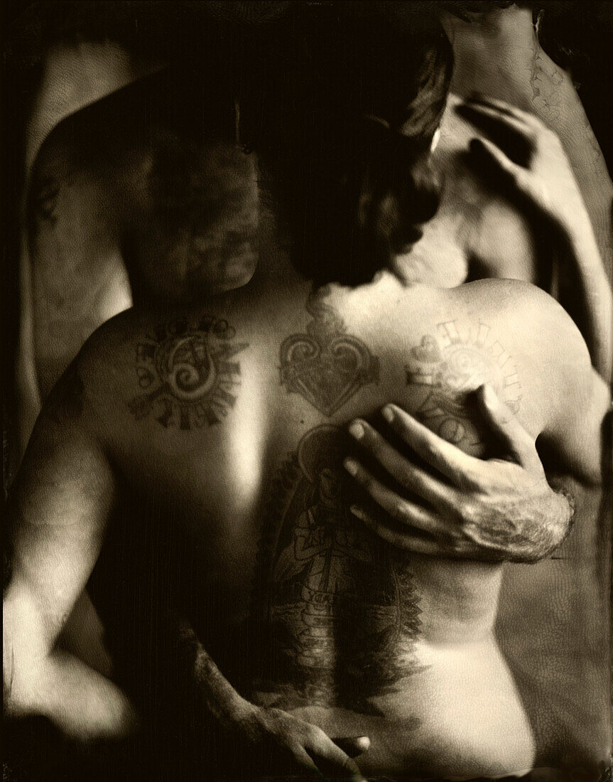 Nacktes Paar mit Tattoos, das sich umarmt, Ambrotypie