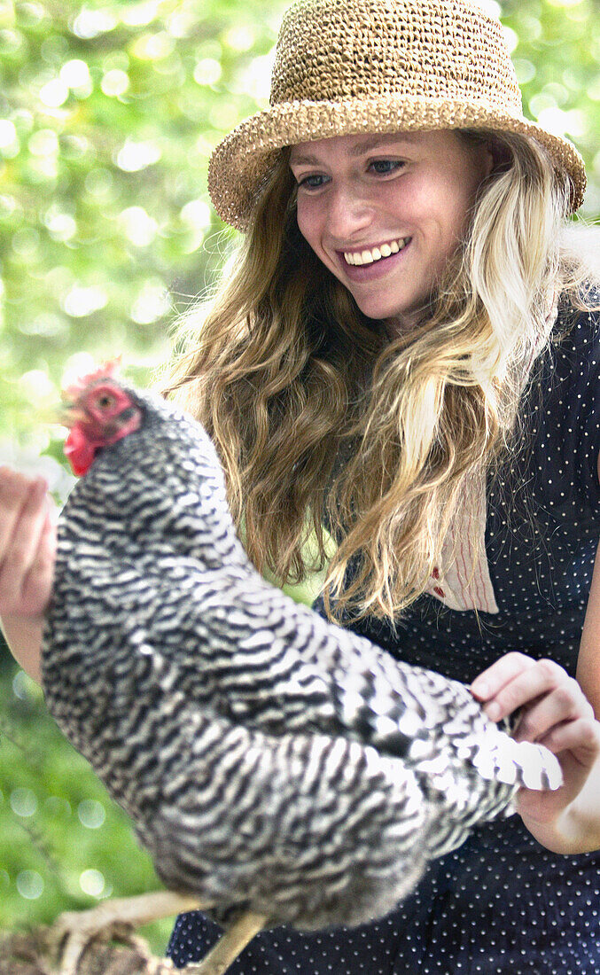 Schöne Frau mit Huhn