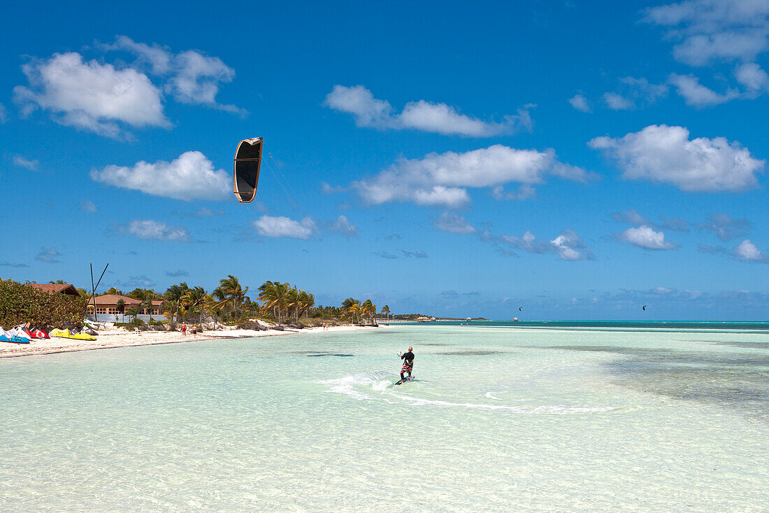 Kitesurfer an kristallklarer Lagune, Cayo Guillermo, Jardines del Rey, Provinz Ciego de Avila, Kuba, Karibik