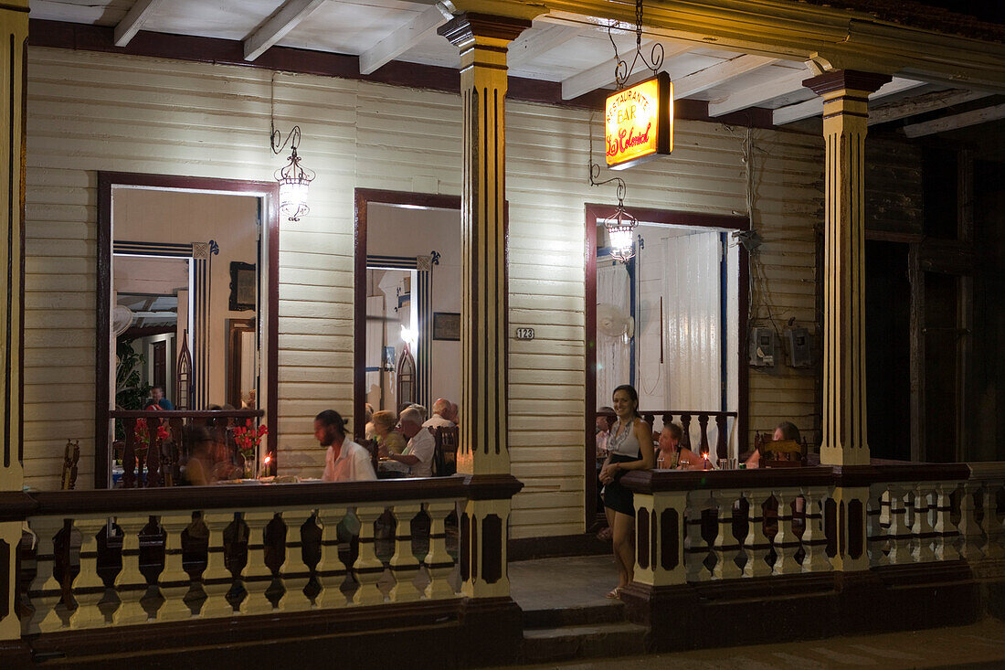 Außenansicht vom Paladar El Colonial Restaurant mit Gästen beim Abendessen, Baracoa, Provinz Guantanamo, Kuba, Karibik