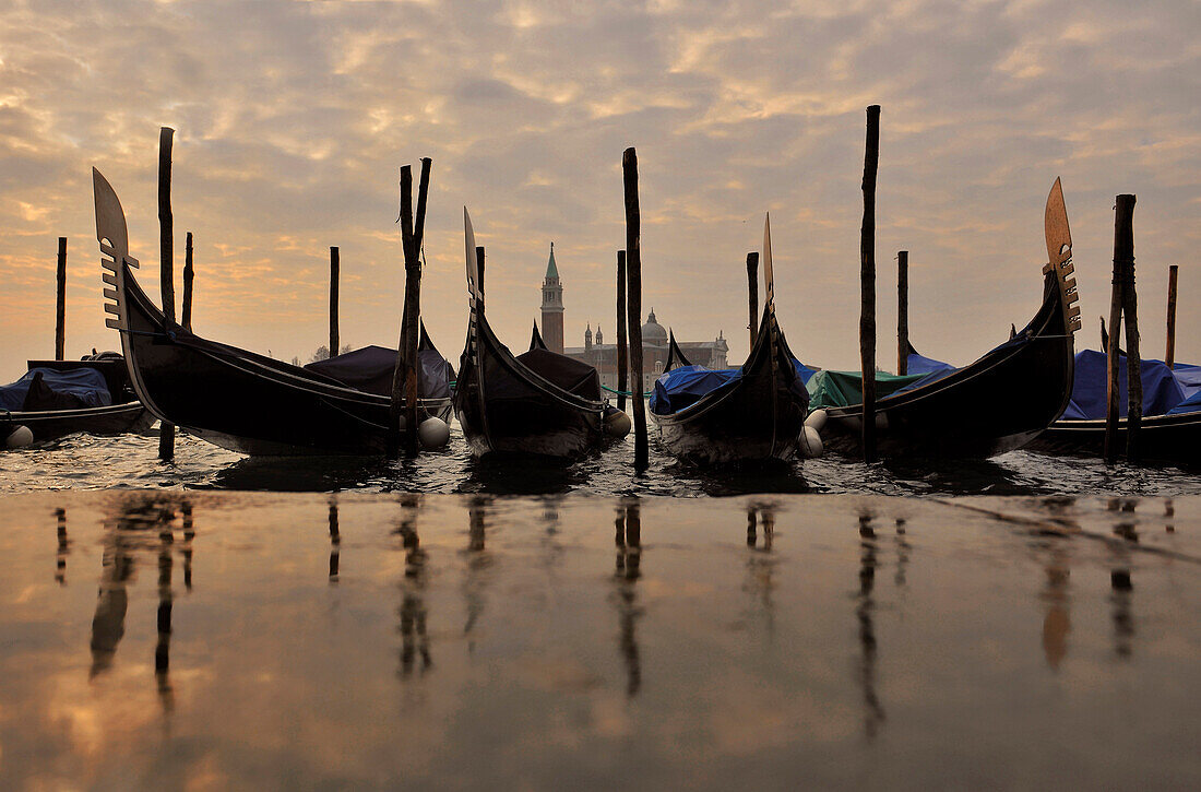 Gondeln, Aqua Alta, San Giorgio, Venedig, Veneto, Italien