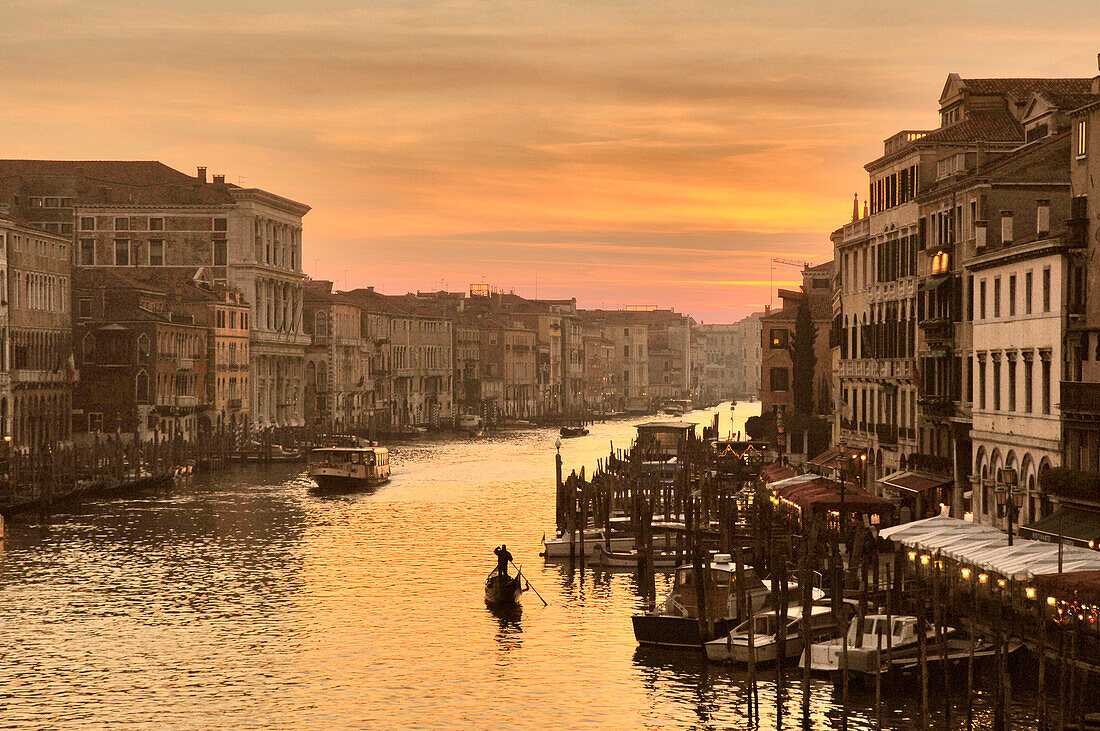 View fromt the Rialto Bridge over the Canale Grande am Abend, Canale Grande, Venice, Italy