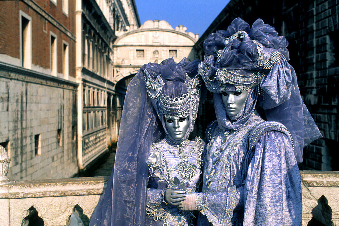 Couple in carneval costume in front of the Bridge of Sighs, Ponte dei Sospiri, carnival, Venice, Italy
