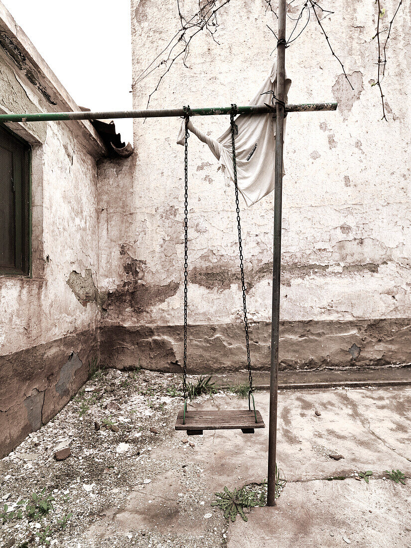 Alte Kinderschaukel, verwahrloster Hinterhof, Minas de Alquife, Andalusien, Spanien
