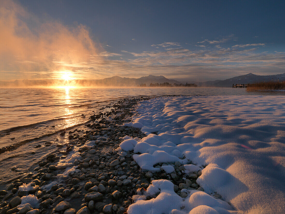 Nebel, Winterstimmung in Gstadt am Chiemsee bei Sonnenuntergang, Blick zur Fraueninsel, Chiemgau, Bayern, Deutschland