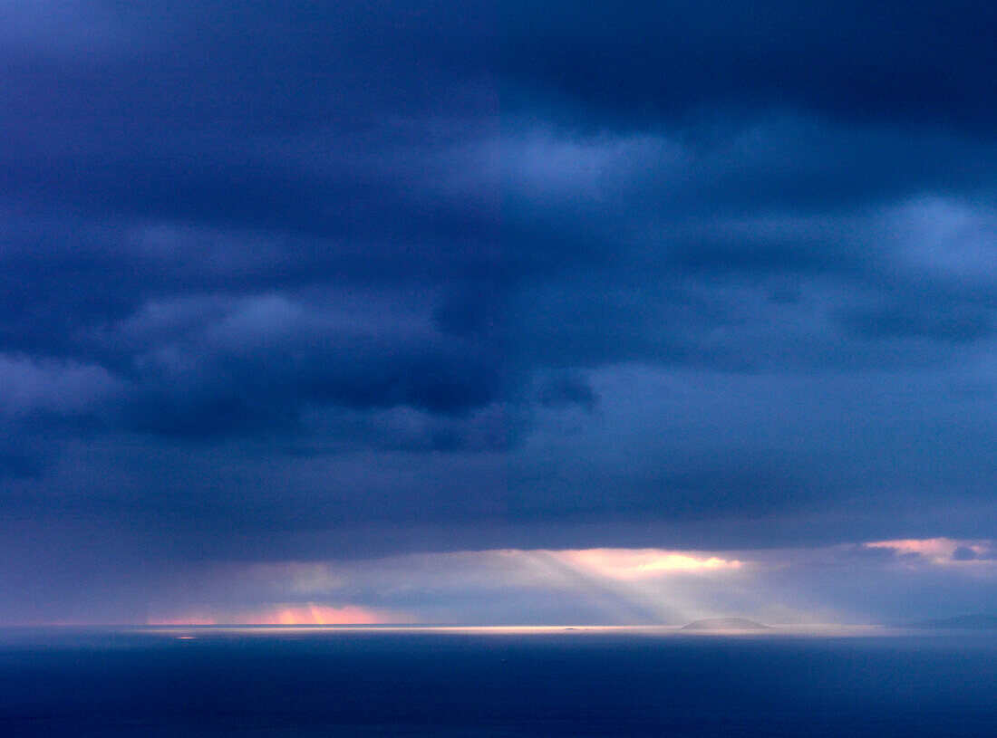 Wolken und Sonnenstrahlen über dem Golf von Messinia, Peloponnes, Griechenland