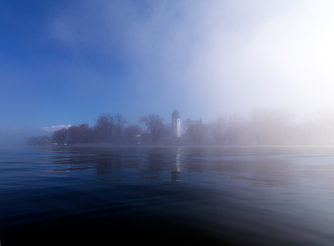 Nebelstimmung mit Kloster Frauenwörth im Hintergrund, Frauenchiemsee, Fraueninsel, Chiemsee, Bayern, Deutschland