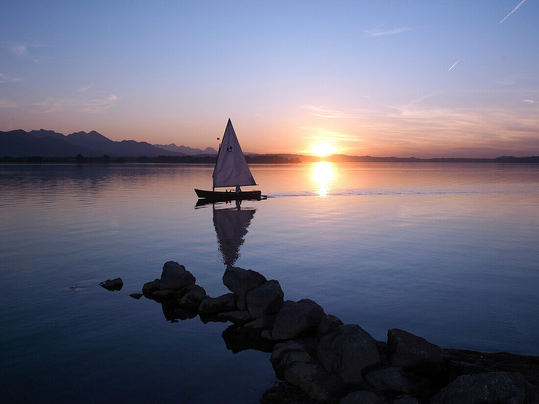 Segelboot Chiemseeplätte im Sonnenuntergang, Chiemsee, Bayern, Deutschland