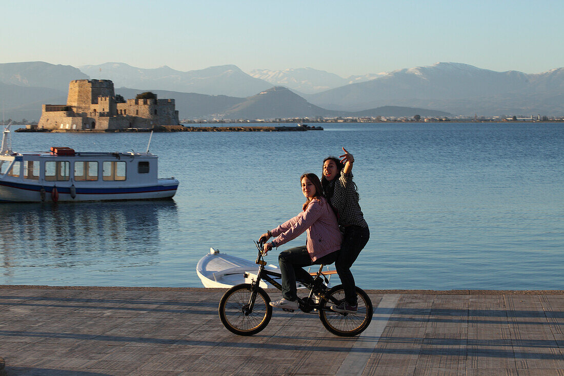 Zwei junge Mädchen auf Fahrrad, Nauplia, Peloponnes, Griechenland