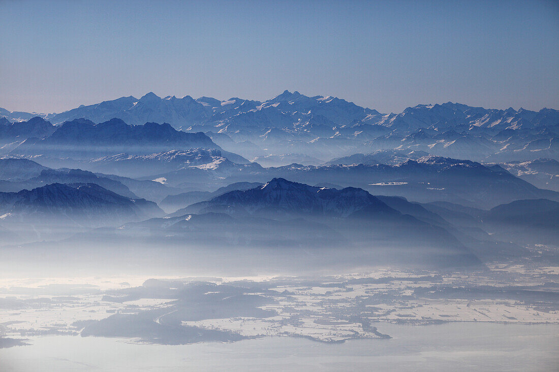 Luftaufnahme von Chiemsee in Winter, Blick nach Süden auf die Chiemgauer und österreichischen Alpen, Bayern, Deutschland