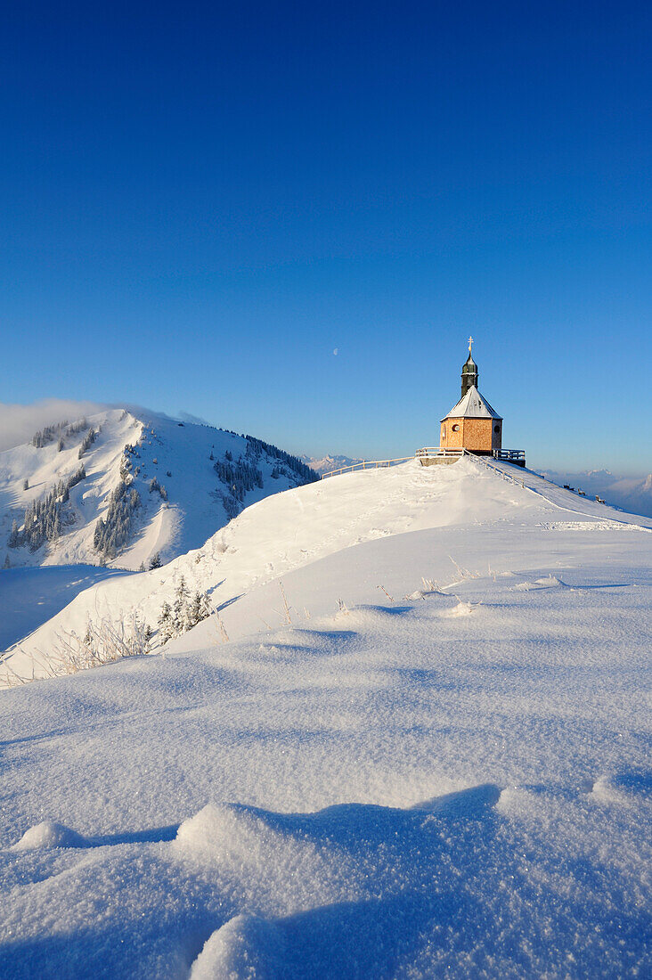 Verschneite Kapelle, Wallberg, Bayerische Alpen, Oberbayern, Bayern, Deutschland