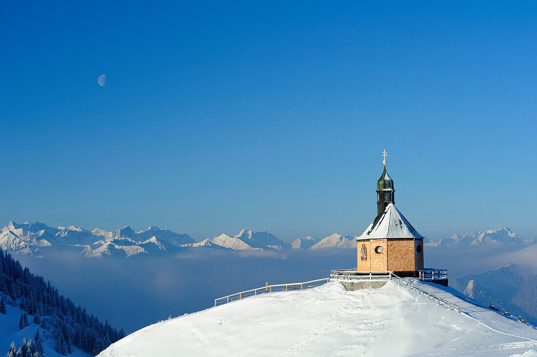 Verschneite Kapelle, Wallberg, Bayerische Alpen, Oberbayern, Bayern, Deutschland