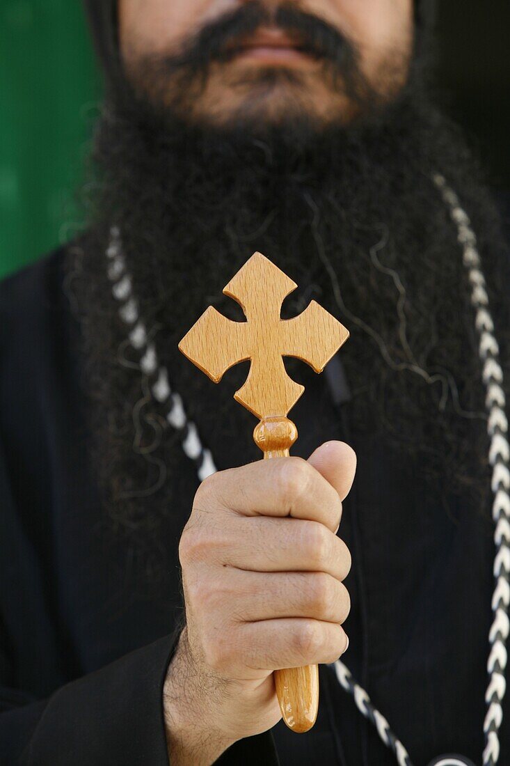 Israël, Jérusalem, Egyptian orthodox coptic priest showing cross
