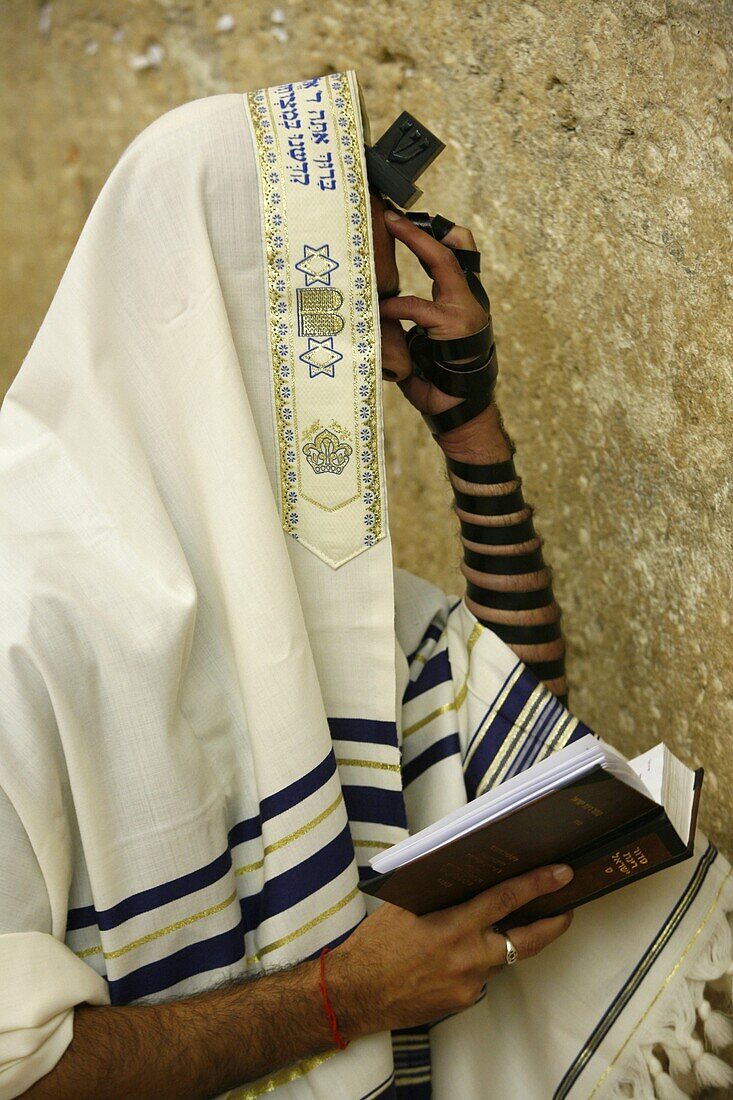 Israël, Jérusalem, Jewish Man Praying at the western wall