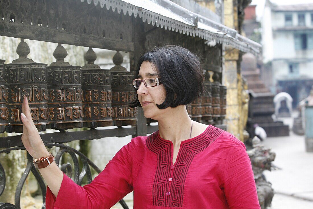 Népal, Kathmandu, Tourist and Prayer wheels. Swayambunath Temple