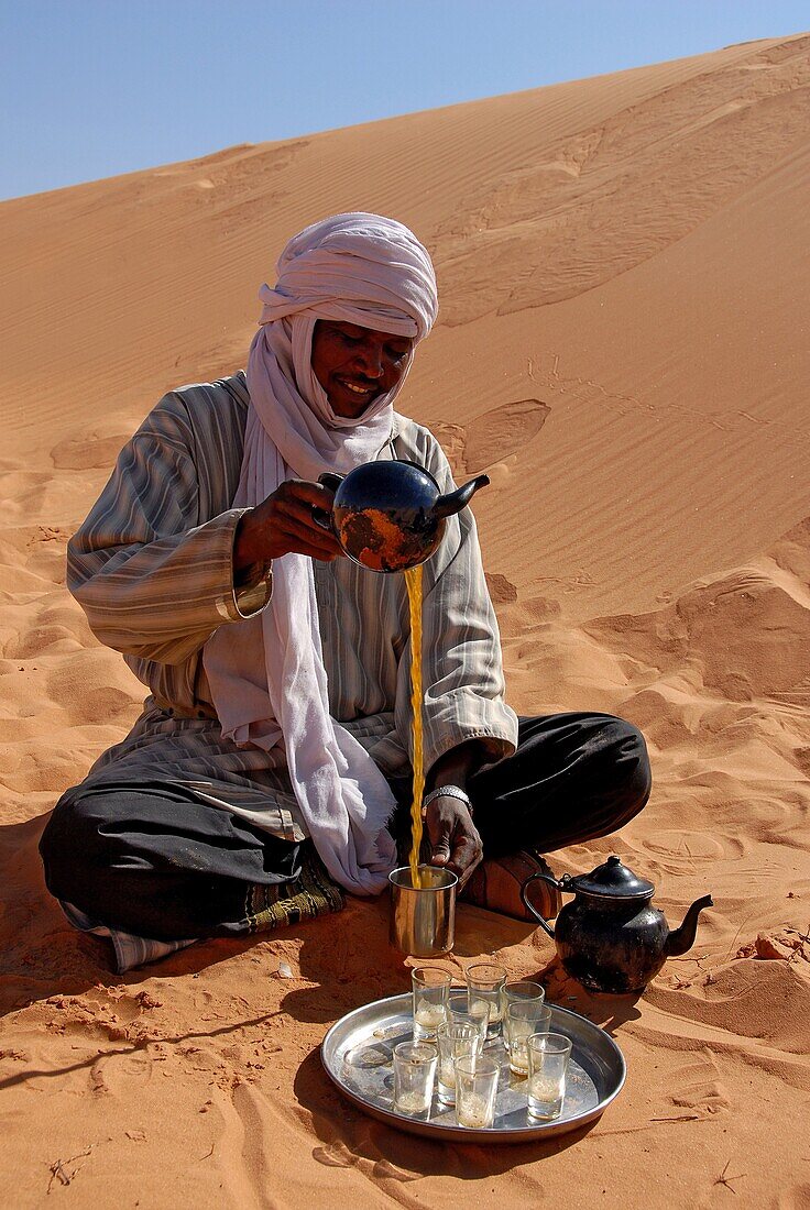 LIBYE, Tuareg making tea