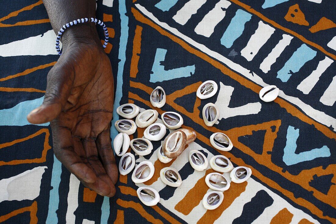 Sénégal, Fortune telling with cauri shells