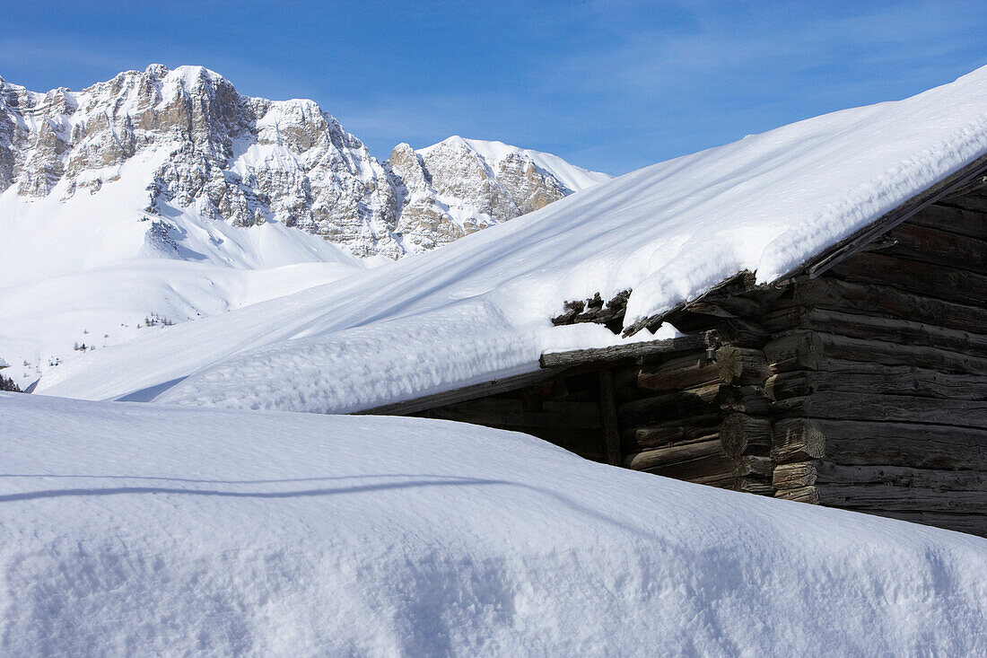 France, Alps, Hautes Alpes, snowed chalet, mountains in the back