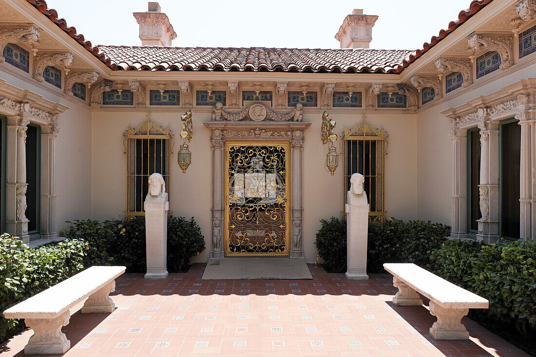 US, California, San Simeon, Hearst castle, entrance