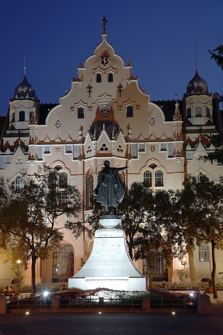 Hungary, Kecskemét, Town Hall, Kossuth Statue