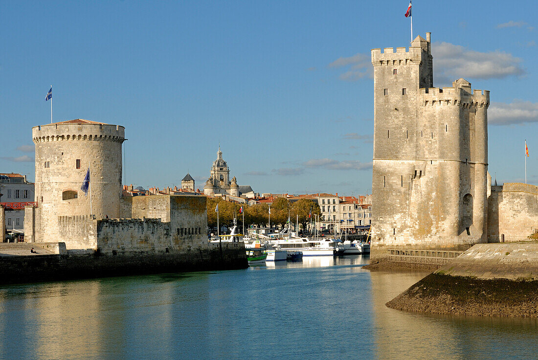 France, Poitou-Charentes, Charente-Maritime, La Rochelle, tour de la Chaine and tour St Nicolas