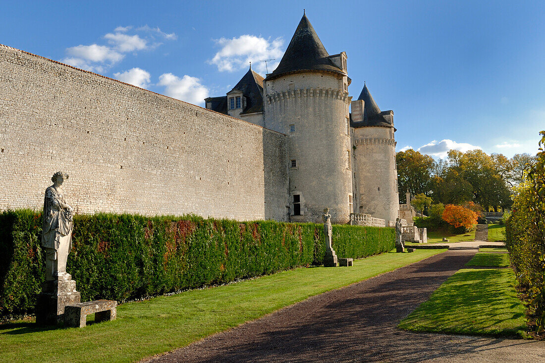 France, Charente-Maritime,. Poitou-Charentes, La Roche-Courbon castle (XVI°-XVII°), wall and alley