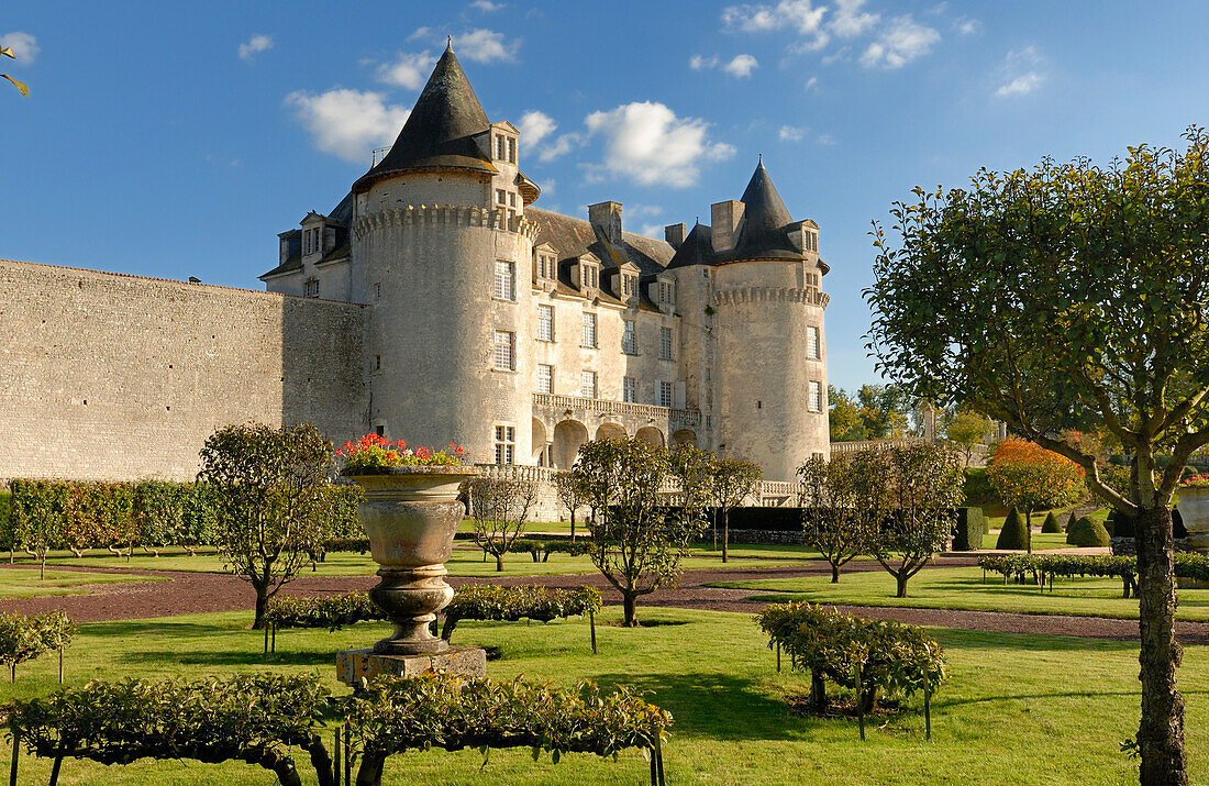 France, Charente-Maritime,. Poitou-Charentes, La Roche-Courbon castle (XVI°-XVII°), orchard