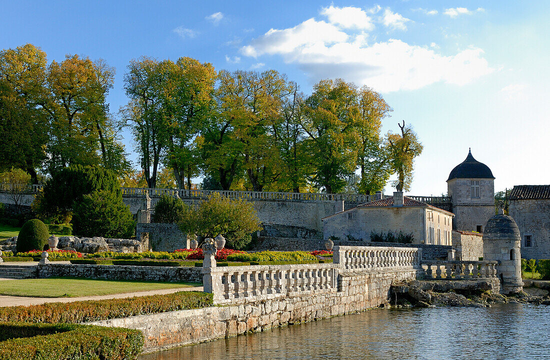 France, Charente-Maritime,. Poitou-Charentes, La Roche-Courbon castle (XVI°-XVII°), basin