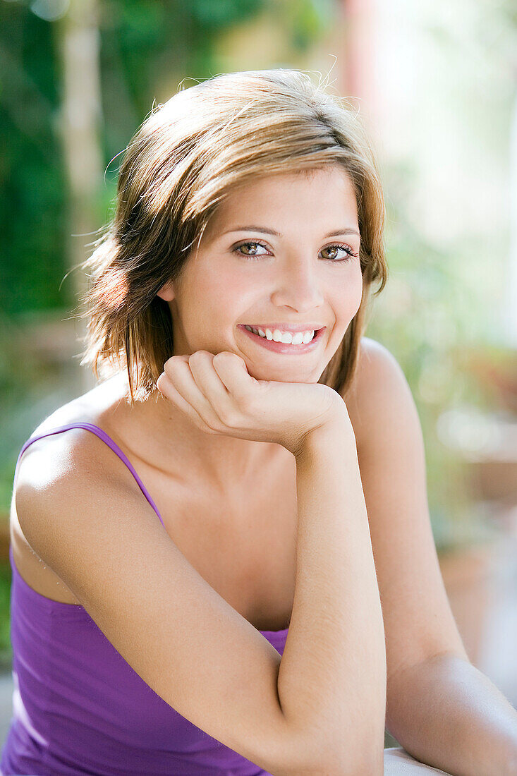Porträt einer jungen lächelnden Frau