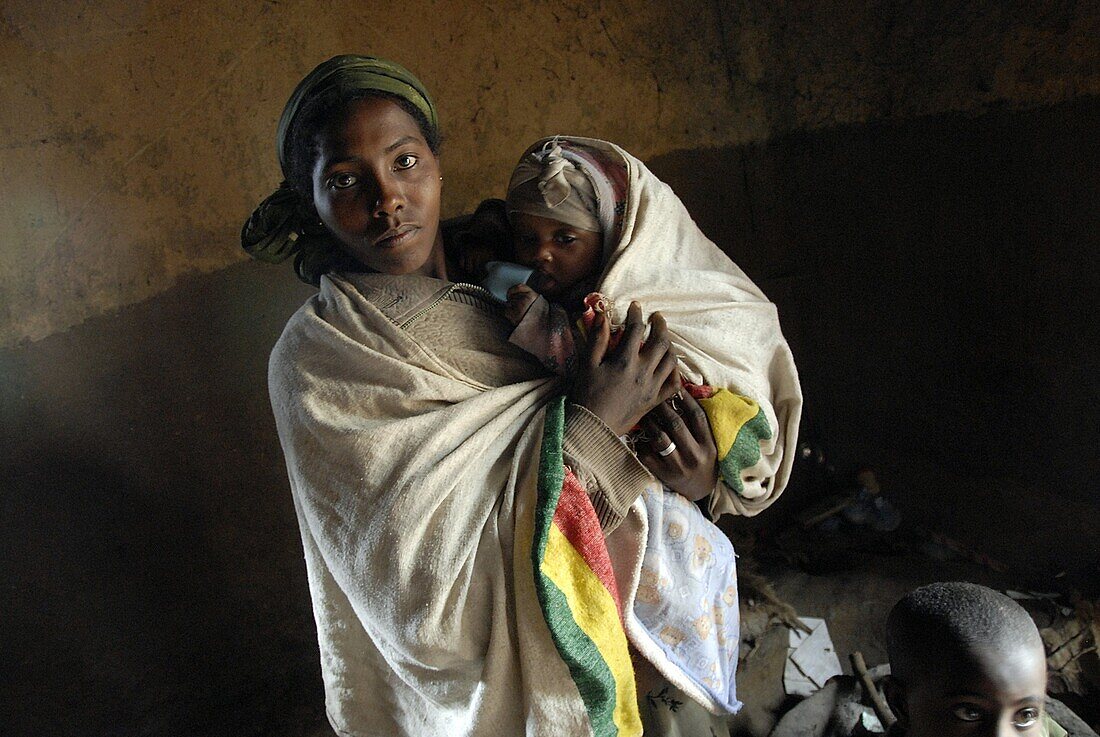 Ethiopie, Ankober, Woman and children in their home