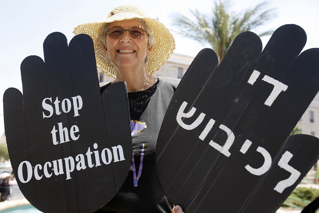 Israel, Jérusalem, Woman in Black against Israeli occupation of Palestinian land