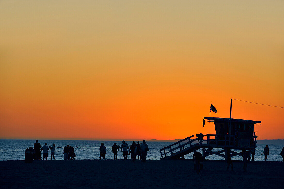 Strand am Sonnenuntergang, Santa Monica, Kalifornien, USA
