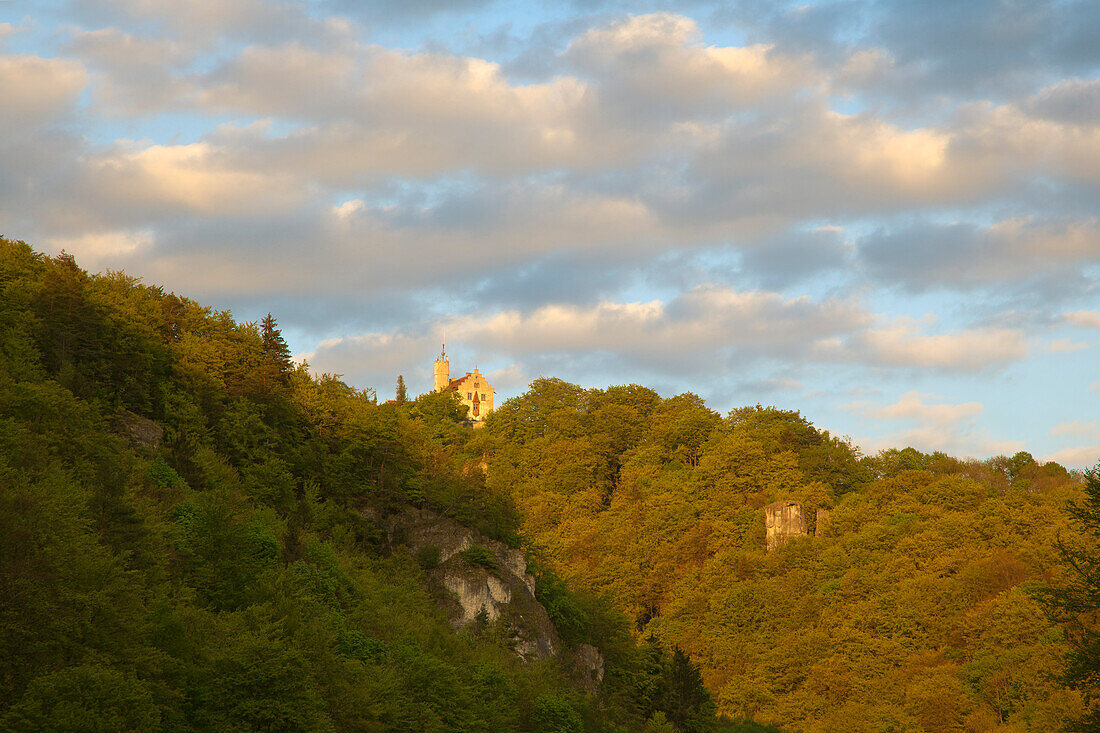 Blick aus dem Wiesenttal zur Burg Gößweinstein unter Wolkenhimmel, Fränkische Schweiz, Franken, Bayern, Deutschland, Europa