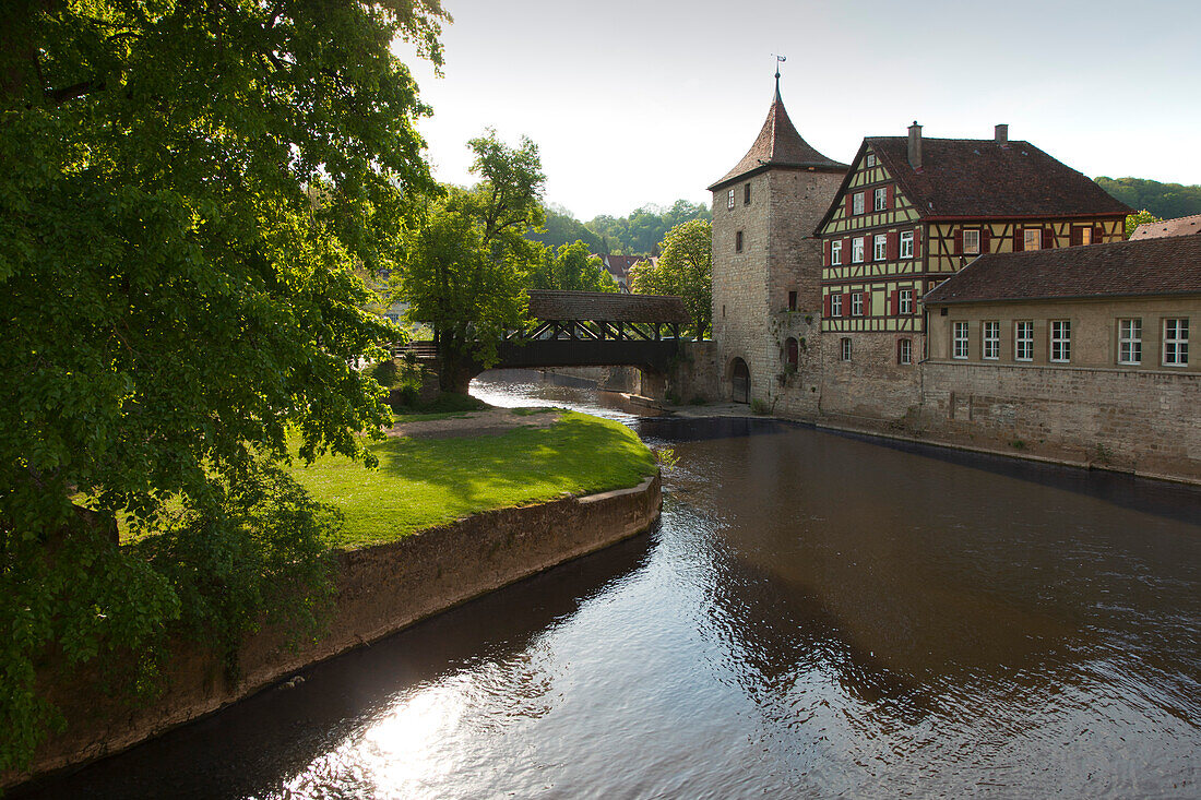 Blick auf den Sulfersteg über der Kocher, Schwäbisch Hall, Hohenloher Land, Baden-Württemberg, Deutschland, Europa