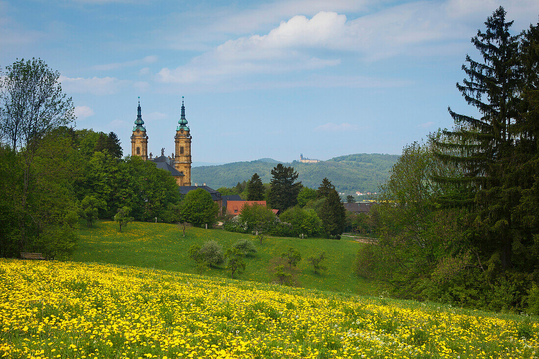 Blick zur Wallfahrtskirche Vierzehnheiligen und zum Kloster Banz, bei Bad Staffelsein, Fränkische Schweiz, Franken, Bayern, Deutschland, Europa
