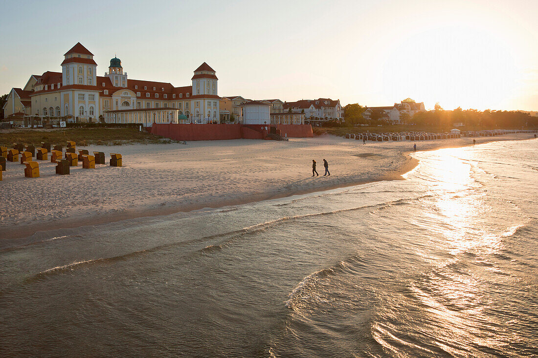 Blick über den Strand zum Kurhaus bei Sonnenuntergang, Binz, Insel Rügen, Ostsee, Mecklenburg-Vorpommern, Deutschland, Europa