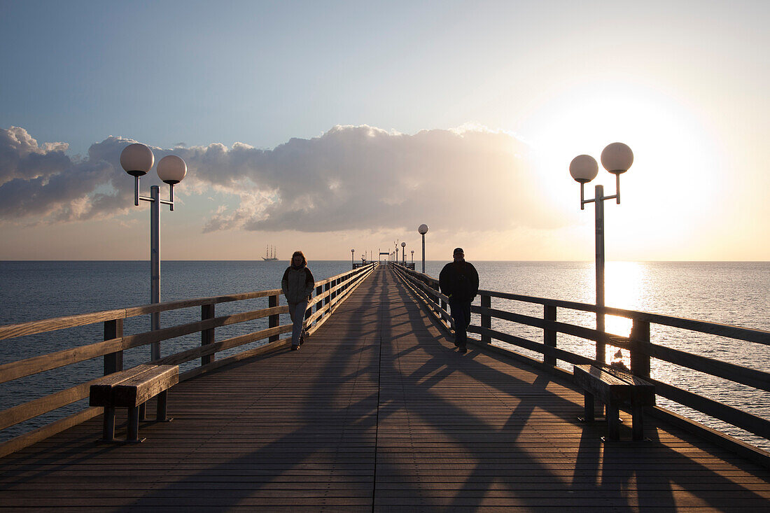 Couple on the pier, Binz seaside resort, Ruegen island, Baltic Sea, Mecklenburg-West Pomerania, Germany