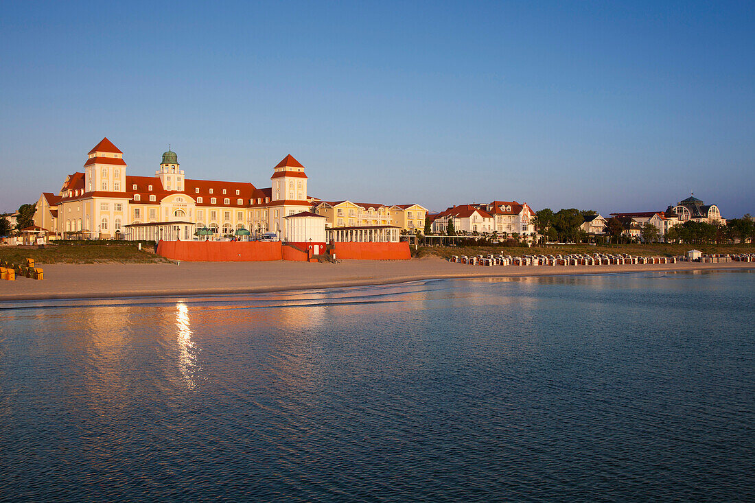 Blick über den Strand zum Kurhaus im Sonnenlicht, Binz, Insel Rügen, Ostsee, Mecklenburg-Vorpommern, Deutschland, Europa