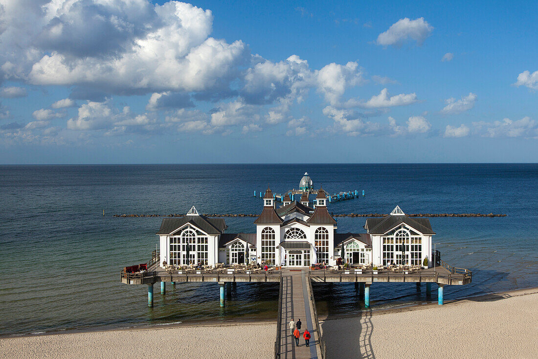 Wolken über der Seebrücke und dem Strand, Sellin, Insel Rügen, Ostsee, Mecklenburg-Vorpommern, Deutschland, Europa