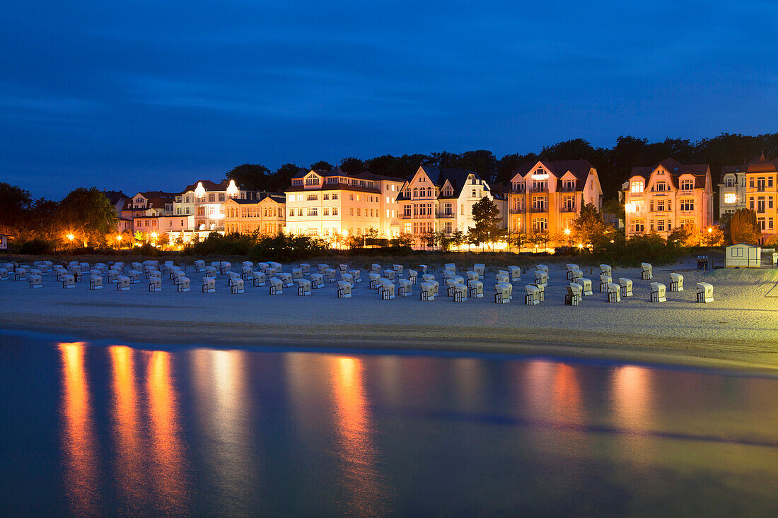 Blick von der Seebrücke auf die Strandpromenade am Abend, Bansin, Insel Usedom, Ostsee, Mecklenburg-Vorpommern, Deutschland, Europa
