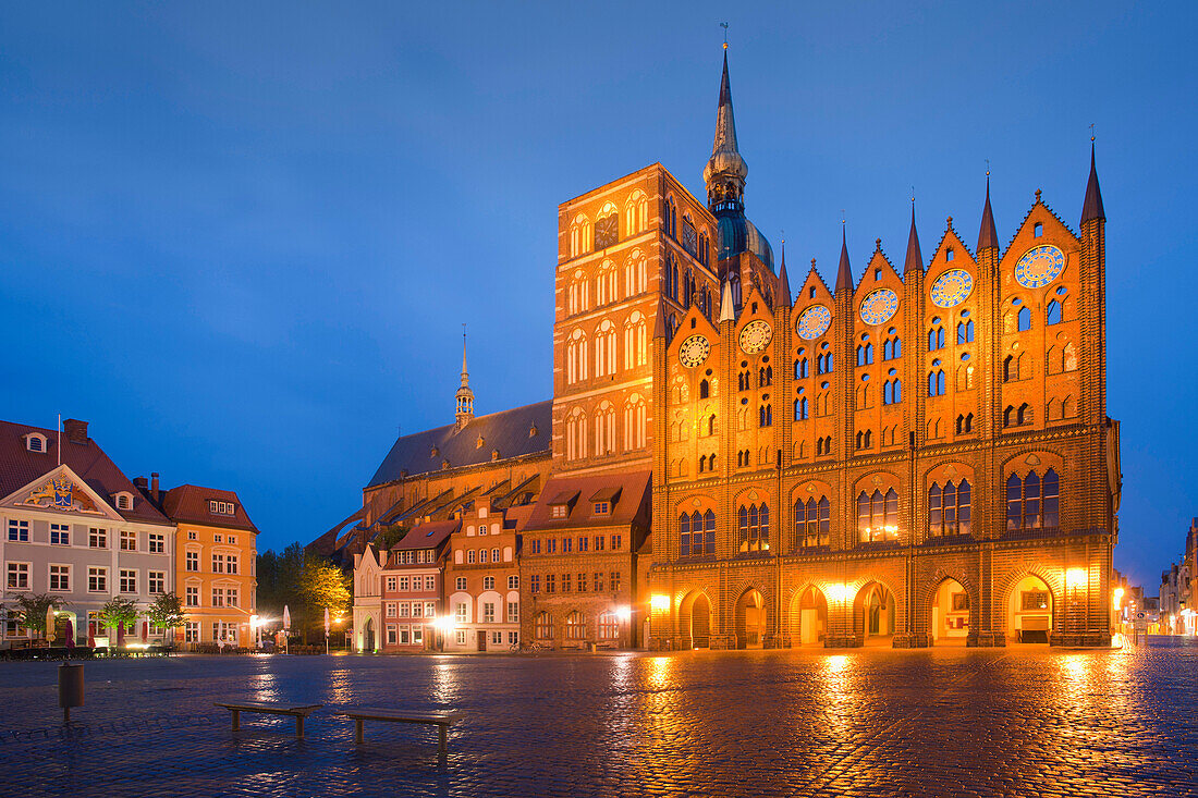 Alter Markt mit Nikolaikirche und Rathaus am Abend, Stralsund, Ostsee, Mecklenburg-Vorpommern, Deutschland, Europa