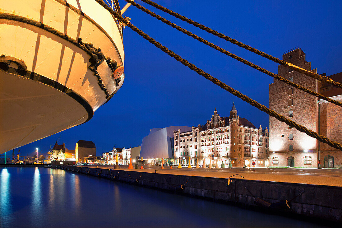 Ozeaneum, warehouses and sailing ship Gorch Fock I,  at harbour in the evening, Stralsund, Baltic Sea, Mecklenburg-West Pomerania, Germany, Europe