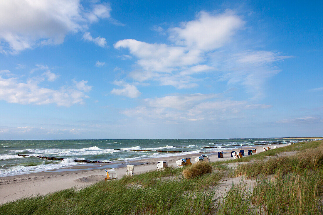 Strand unter Wolkenhimmel, Ahrenshoop, Fischland Darß Zingst, Ostsee, Mecklenburg-Vorpommern, Deutschland, Europa