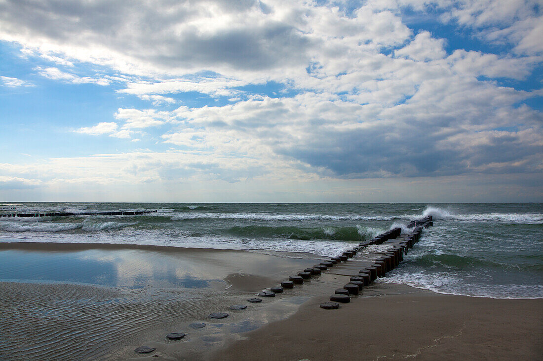 Wellenbrecher am Strand, Ahrenshoop, Fischland-Darß-Zingst, Ostsee, Mecklenburg-Vorpommern, Deutschland