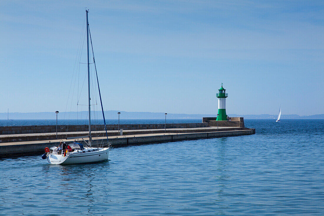 Leuchtturm und Segelboote am Hafen, Sassnitz, Insel Rügen, Ostsee, Mecklenburg-Vorpommern, Deutschland