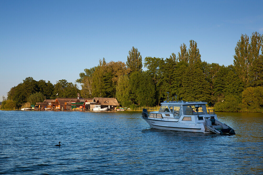 Bootshäuser und Motorboot am Schweriner See, Schwerin, Mecklenburgische Seenplatte, Mecklenburg-Vorpommern, Deutschland
