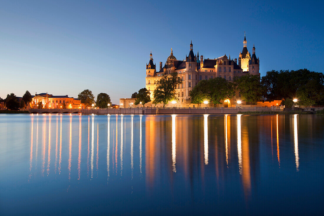 Blick über Schweriner See auf Schweriner Schloss am Abend, Schwerin, Mecklenburg-Vorpommern, Deutschland
