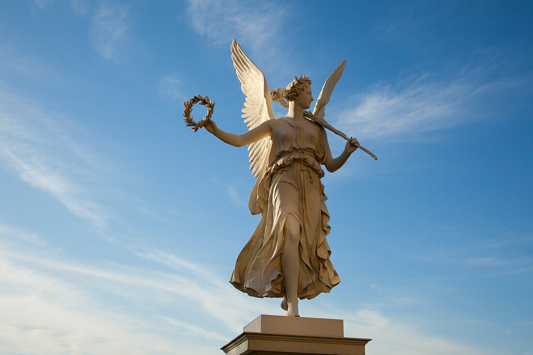 Statue der Viktoria im Schlossgarten, Schweriner Schloss, Schwerin, Mecklenburgische Seenplatte, Mecklenburg-Vorpommern, Deutschland