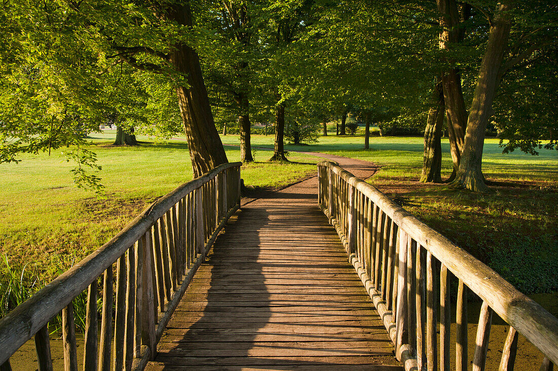 Holzbrücke im Schlosspark, Schloss Ludwigslust, Ludwigslust, Mecklenburg-Vorpommern, Deutschland