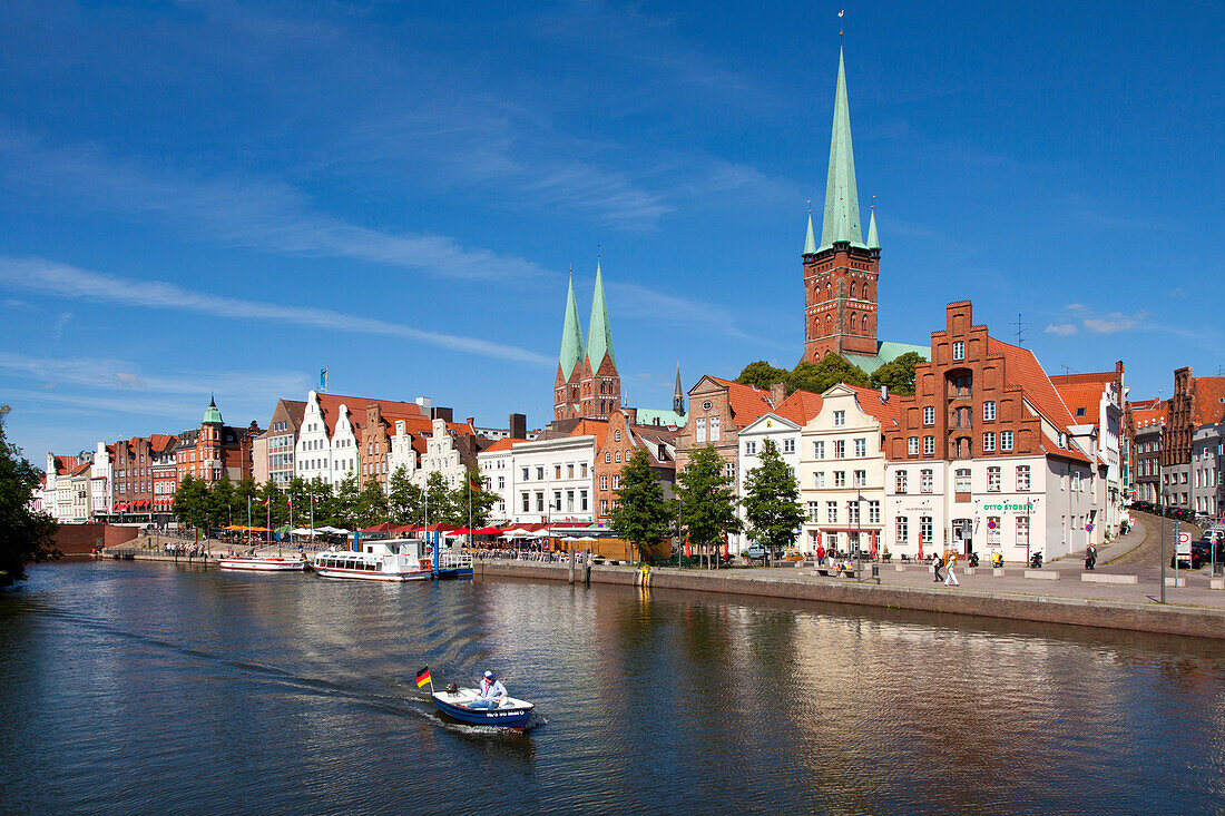 Blick über die Trave zur Altstadt mit Marienkirche und Petrikirche, Hansestadt Lübeck, Ostsee, Schleswig-Holstein, Deutschland